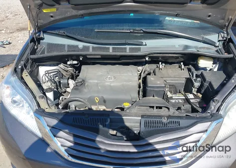 2015 Toyota Sienna Le 8 Passenger z USA, uszkodzony, nr VIN 5TDKK3DC6FS584869